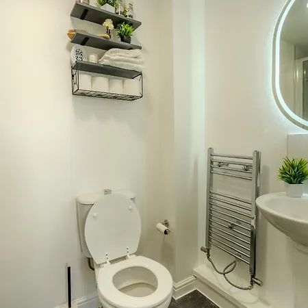 Apartamento 5-beds In Quiet Three Bedroom House Near Anfield Stadium, Free Parking