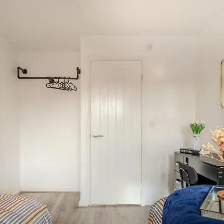 Apartamento 5-beds In Quiet Three Bedroom House Near Anfield Stadium, Free Parking *