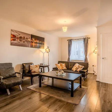 5-beds In Quiet Three Bedroom House Near Anfield Stadium, Free Parking Liverpool