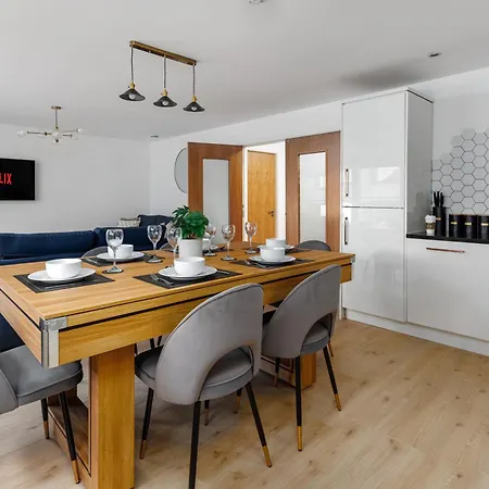 Apartment Flatzy - Prime With Ping Pong Table *
