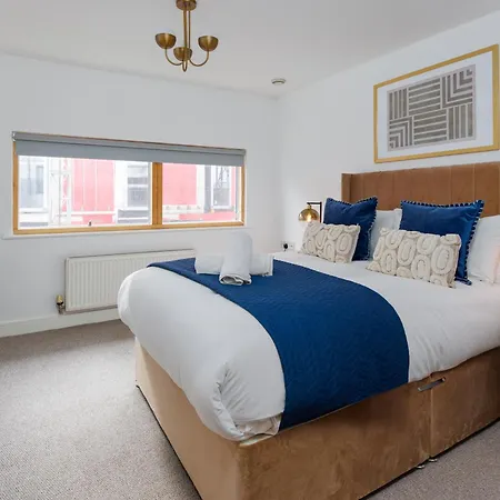 Flatzy - Prime With Ping Pong Table Apartment