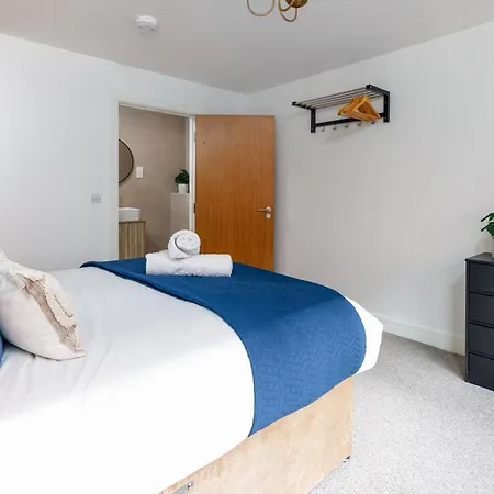Flatzy - Prime With Ping Pong Table Apartment