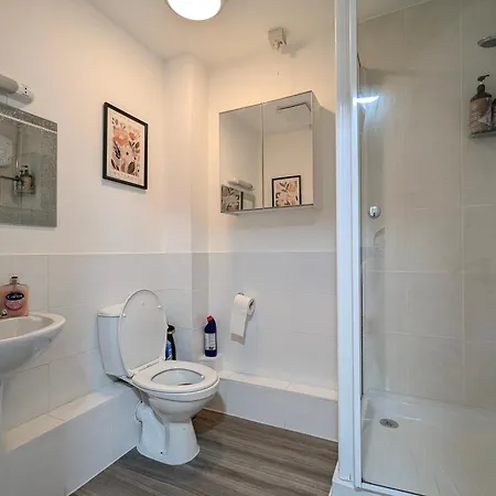 Large 3-bedrooms House Near Centre Free Parking *