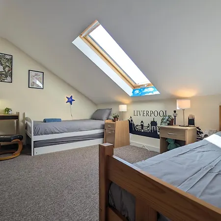 Large 3-bedrooms House Near Centre Free Parking
