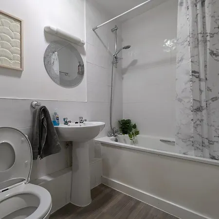 Large 3-bedrooms House Near Centre Free Parking