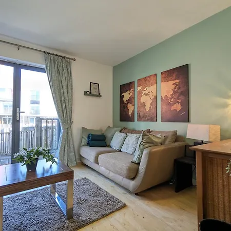 Large 3-bedrooms House Near Centre Free Parking