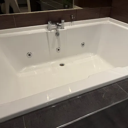 Amazing 10 Bed On Mathew Street Sleeps 18 Liverpool