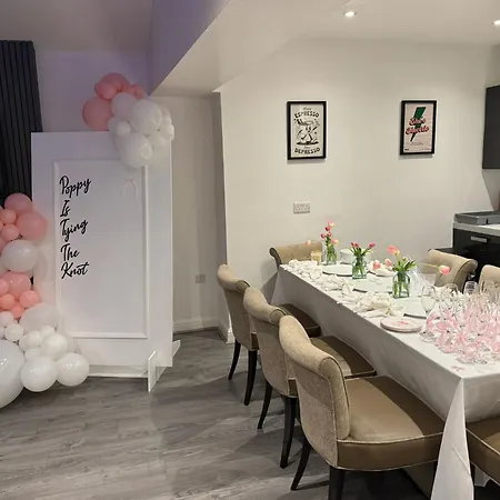 Amazing 10 Bed On Mathew Street Sleeps 18