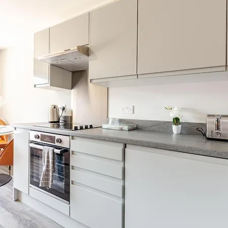 Spacious Getaway - Modern 2-bed Sleeps 10, Perfect For Groups & Families Aparthotel