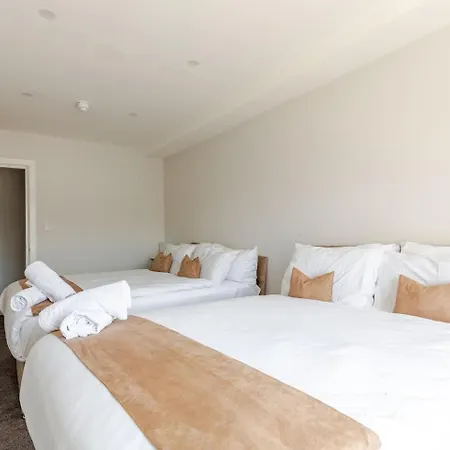 Spacious Getaway - Modern 2-bed Sleeps 10, Perfect For Groups & Families * Liverpool