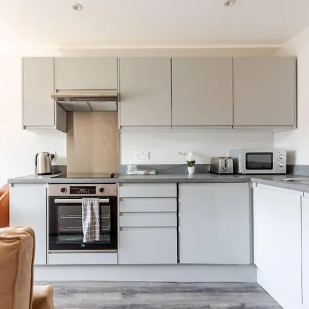Spacious Getaway - Modern 2-bed Sleeps 10, Perfect For Groups & Families Aparthotel