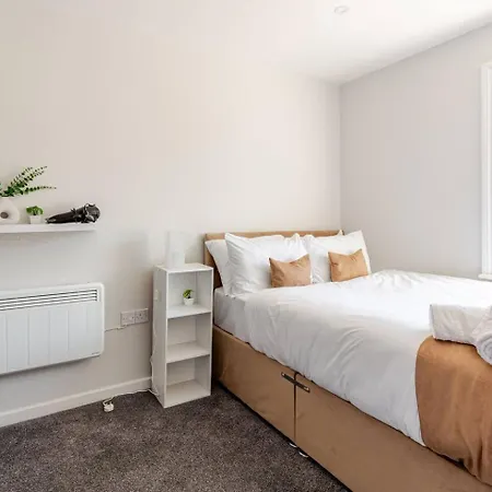 Aparthotel Spacious Getaway - Modern 2-bed Sleeps 10, Perfect For Groups & Families