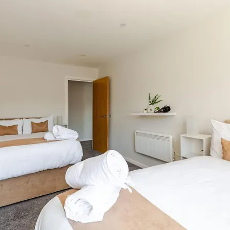 Spacious Getaway - Modern 2-bed Sleeps 10, Perfect For Groups & Families *