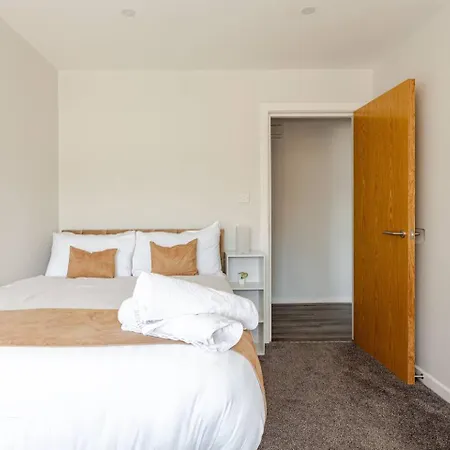 Spacious Getaway - Modern 2-bed Sleeps 10, Perfect For Groups & Families Aparthotel *