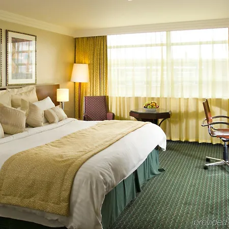 Hotel Crowne Plaza - John Lennon Airport By Ihg 4*