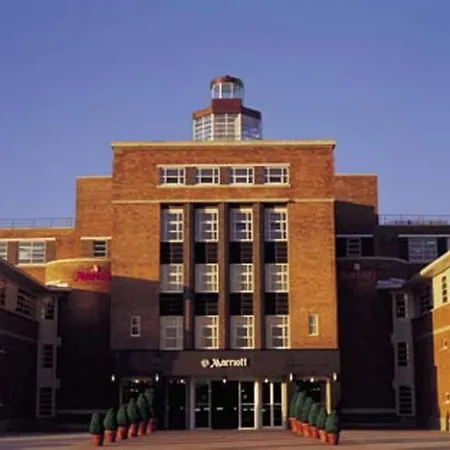 Szálloda Crowne Plaza - John Lennon Airport By Ihg 4*