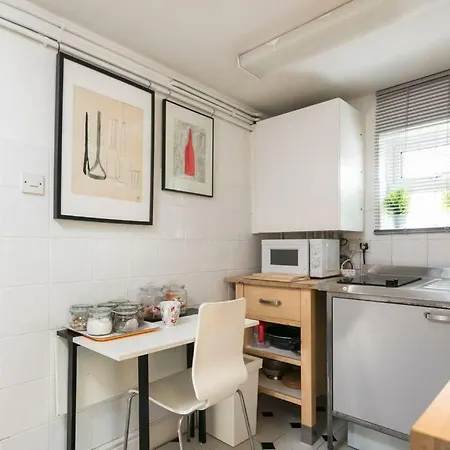 Mayfield Road Apartment *
