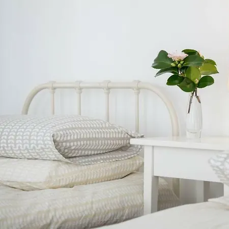Mayfield Road Apartment *