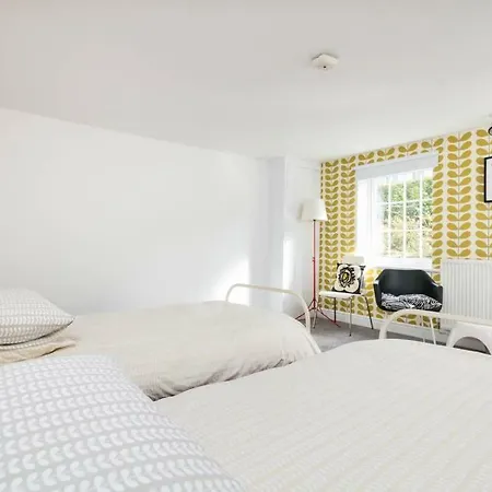 Mayfield Road Apartment *
