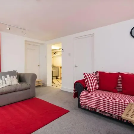 Mayfield Road Apartment *