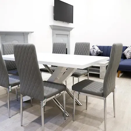 16 Queen Avenue Collection By Happy Days