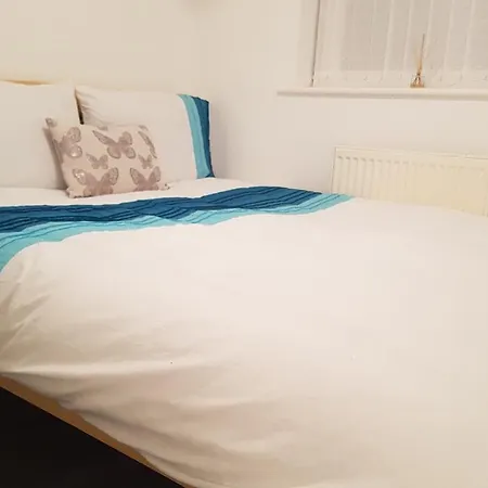 Host - In A Spacious Coliving And Coworking With Garden, And Parking Close To Centre *