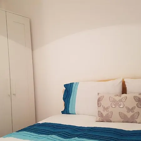 Πανσιόν Host - In A Spacious Coliving And Coworking With Garden, And Parking Close To Centre