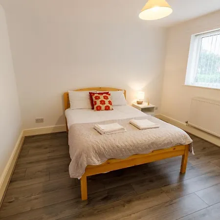 Host - In A Spacious Coliving And Coworking With Garden, And Parking Close To Centre Λίβερπουλ