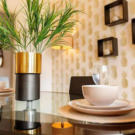 Host - In A Spacious Coliving And Coworking With Garden, And Parking Close To Centre *