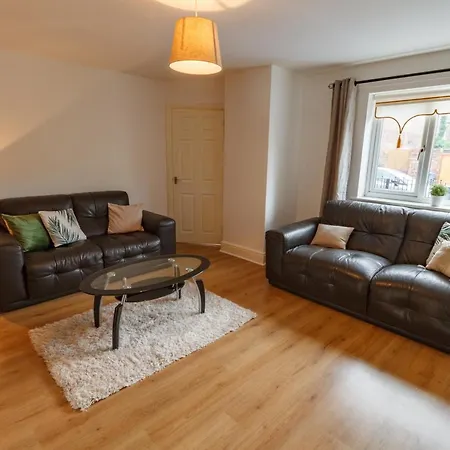 Host - In A Spacious Coliving And Coworking With Garden, And Parking Close To Centre