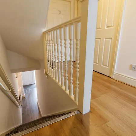 Πανσιόν Host - In A Spacious Coliving And Coworking With Garden, And Parking Close To Centre *