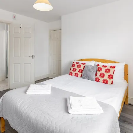 Πανσιόν Host - In A Spacious Coliving And Coworking With Garden, And Parking Close To Centre Λίβερπουλ