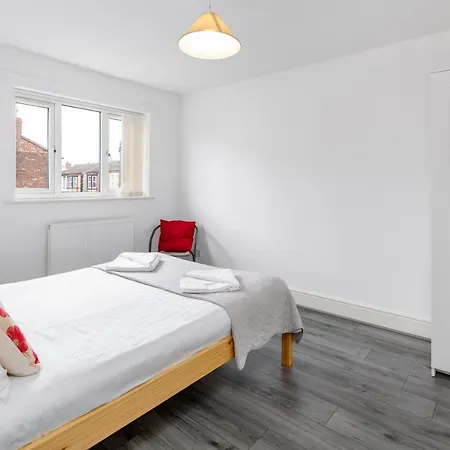 Πανσιόν Host - In A Spacious Coliving And Coworking With Garden, And Parking Close To Centre