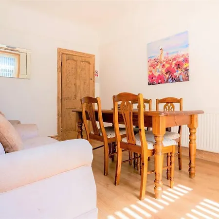 Charming 4-bed Pet Friendly House In Vakantiehuis