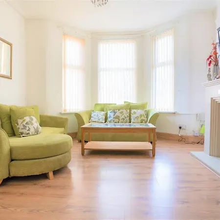 Vakantiehuis Charming 4-bed Pet Friendly House In