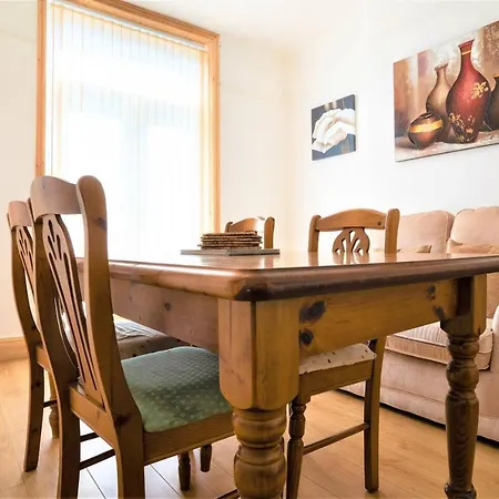 Vakantiehuis Charming 4-bed Pet Friendly House In *