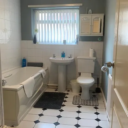 Be My Guest - Ground Floor With Parking Apartment *