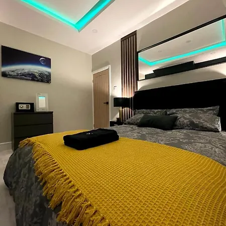 Immaculate Modern With Parking - Sleeps 8 - Liverpool