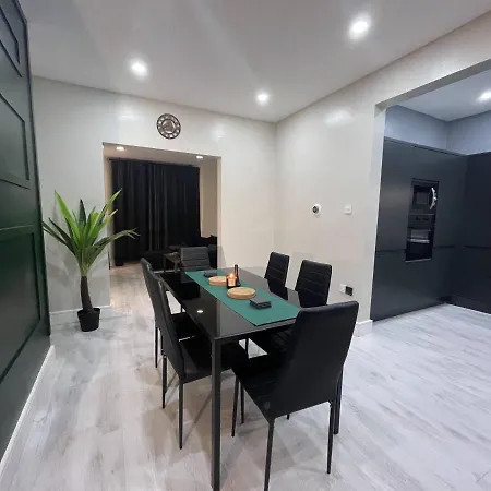 Immaculate Modern With Parking - Sleeps 8 -
