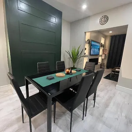 Immaculate Modern With Parking - Sleeps 8 - Holiday home *