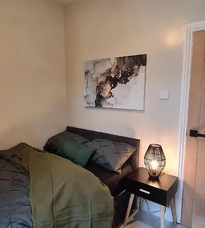 Holiday home Immaculate Modern With Parking - Sleeps 8 - Liverpool