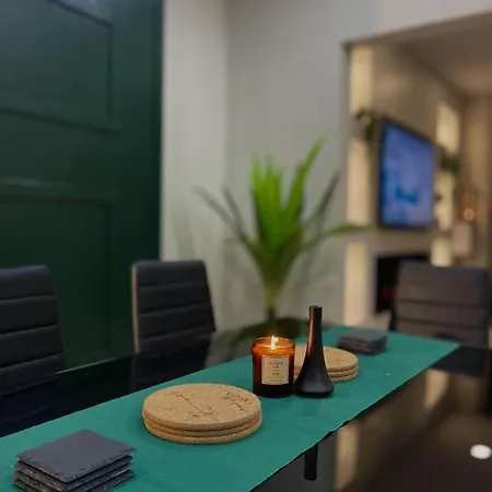 Immaculate Modern With Parking - Sleeps 8 -