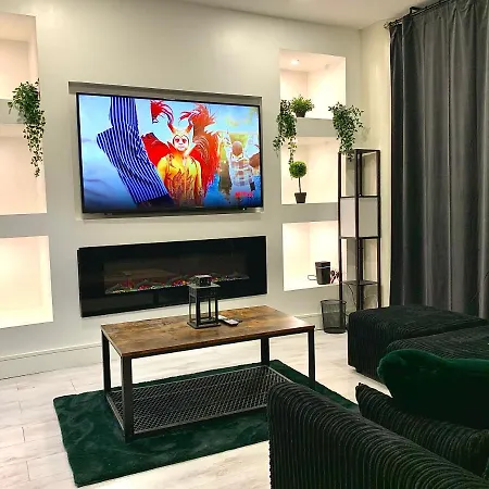 Immaculate Modern With Parking - Sleeps 8 -