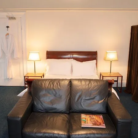 Square Tree House Bed & Breakfast