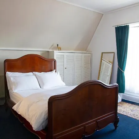 Square Tree House Bed & Breakfast 2*
