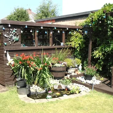 Tea In - Private - Quiet - Ground Floor - En-suite - Walk-in-shower Homestay