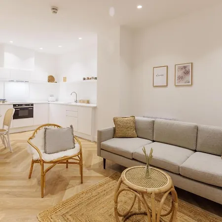 44 Renshaw Apartment