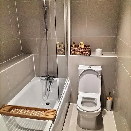 Stylish & Cosy Abode With Free Parking. شقة *