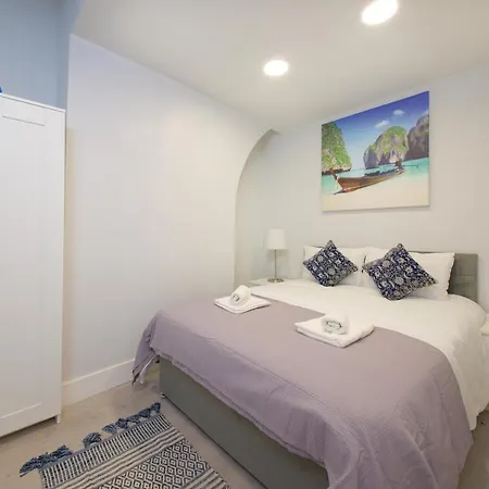 15 Selwyn Street, Luxury House *