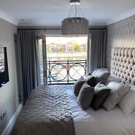 Liverool Dockside Apartment *
